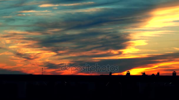 Belo céu vespertino multicolorido. Imagem da lente telefoto 4K — Vídeo de Stock