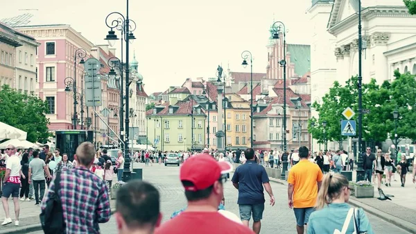 Warszawa, Polen - 10 juni 2017. Turister vandrar längs gamla stan gatan — Stockfoto