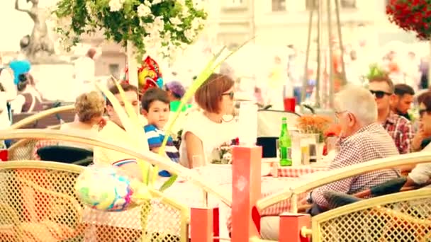 WARSAW, POLAND - JUNE 10, 2017. Summer terrace of a family restaurant in old town — Stock Video