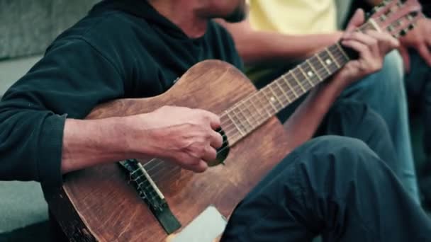 Músico callejero de mediana edad no identificado tocando la guitarra y cantando — Vídeos de Stock