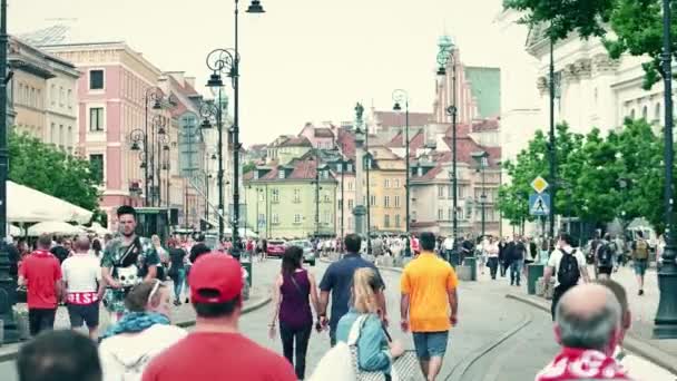 WARSAW, POLAND - ИЮНЬ 10, 2017. Туристы прогуливаются по старой городской улице — стоковое видео