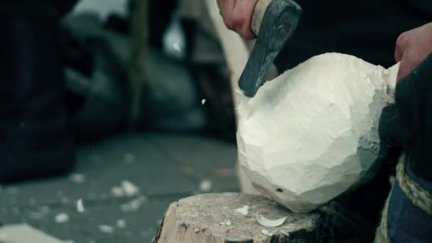 Ремесленник, рубивший деревянного распорядителя топором — стоковое видео