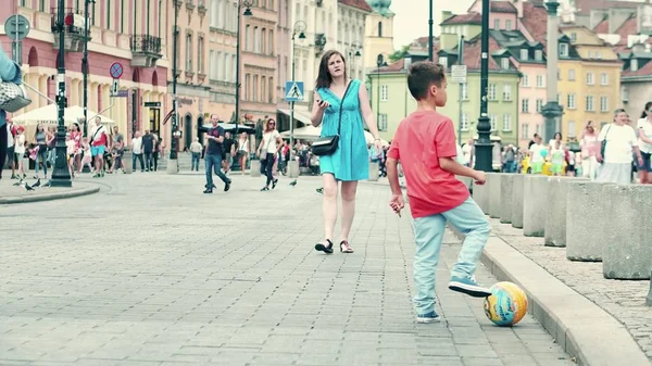 WARSAW, POLOGNE - 10 JUIN 2017. Garçon jouer avec une balle dans la rue — Photo