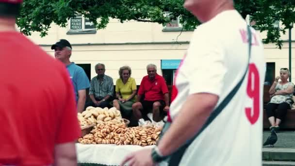 Warszawa, Polen - 10 juni 2017. Gatuförsäljare stall med traditionella bakverk och lokala ledande personer — Stockvideo