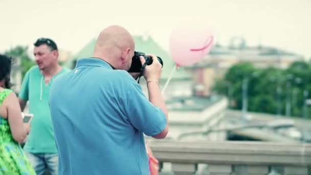 WARSAW, POLONIA - 10 DE JUNIO DE 2017. Calvo hombre hace fotos con su cámara réflex digital Nikon en un lugar turístico — Vídeo de stock