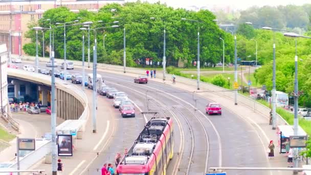 GARANTIA, POLÓNIA - JUNHO 10, 2017. Tráfego rodoviário perto da paragem de eléctrico — Vídeo de Stock