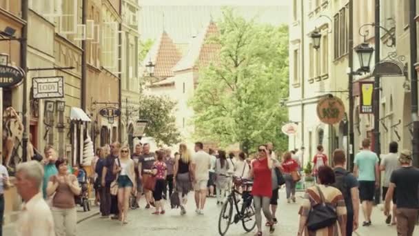 Βαρσοβία, Πολωνία - 10 Ιουνίου 2017. Οι τουρίστες με τα πόδια κατά μήκος του δρόμου σε μια ηλιόλουστη μέρα του καλοκαιριού παλιά πόλη — Αρχείο Βίντεο
