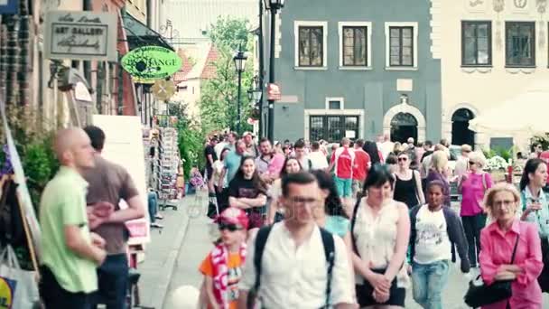 Varšava, Polsko – 10. června 2017. Turisté pěšky podél staré město ulice v letním dni — Stock video