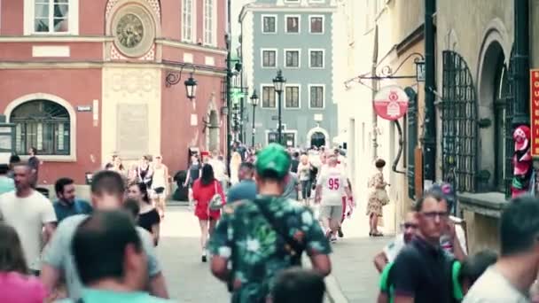 WARSAW, POLAND - JUNE 10, 2017. Orang-orang berjalan di sepanjang jalan kota tua pada hari yang cerah musim panas — Stok Video