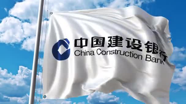 Bandera ondeando con el logotipo del Banco de Construcción de China contra nubes móviles. Animación editorial 4K — Vídeo de stock