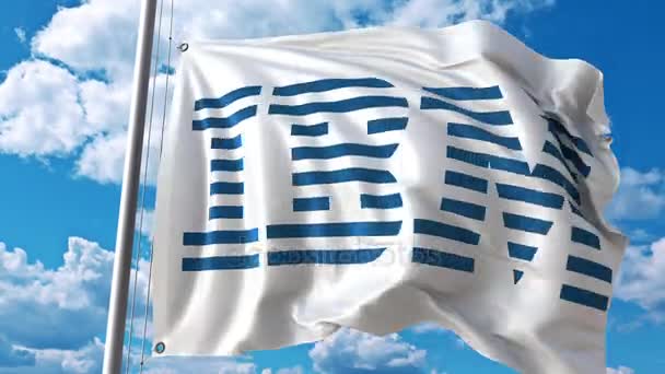 Bandera ondeando con el logotipo de IBM contra nubes móviles. Animación editorial 4K — Vídeos de Stock