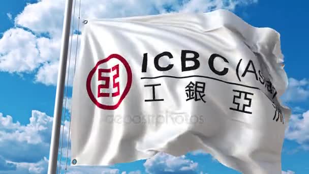 Acenando bandeira com logotipo ICBC contra nuvens em movimento. Animação editorial 4K — Vídeo de Stock