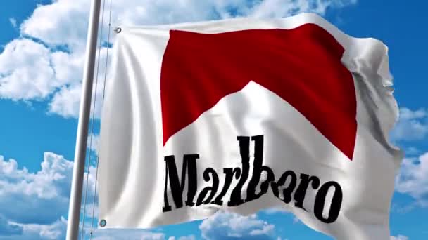 Bandiera sventolante con logo Marlboro contro nuvole in movimento. Animazione editoriale 4K — Video Stock
