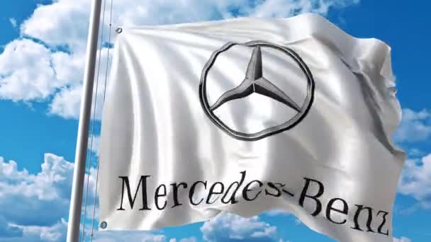 Acenando bandeira com logotipo Mercedes-Benz contra nuvens em movimento. Animação editorial 4K — Vídeo de Stock