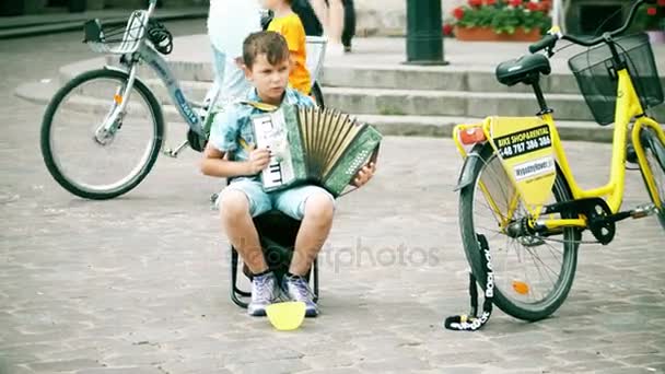 Warszawa - 10 czerwca 2017 r. Mały chłopiec gra na akordeonie na ulicy — Wideo stockowe