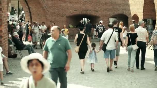 Warsaw, Polen - 10 juni 2017. Toeristen bezoeken Barbican Fort in de oude stad — Stockvideo