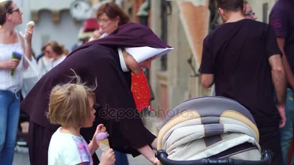 Varşova, Polonya - 10 Haziran 2017. Rahibe ve sokakta küçük çocuklar — Stok video