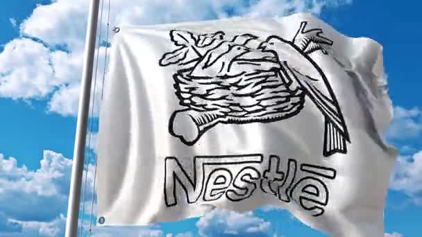 Vlající vlajka s logem Nestle proti pohybu mraků. 4 k redakční animace — Stock video