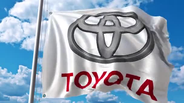 Acenando bandeira com o logotipo Toyota contra nuvens em movimento. Animação editorial 4K — Vídeo de Stock