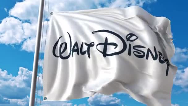 Bandera ondeando con el logotipo de Walt Disney contra nubes en movimiento. Animación editorial 4K — Vídeo de stock