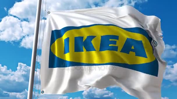 Wapperende vlag met Ikea logo tegen bewegende wolken. 4 k redactionele animatie — Stockvideo