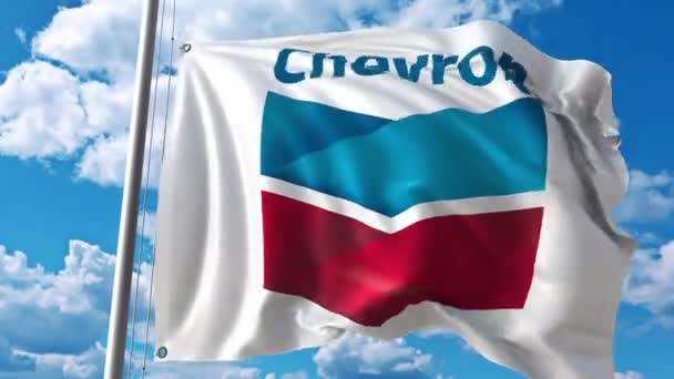 Wapperende vlag met Chevron logo tegen bewegende wolken. 4 k redactionele animatie — Stockvideo