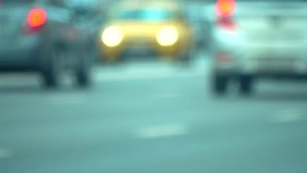 Şehir sokak trafik bulanık. Atış telefoto lens bokeh hareketli arka plan — Stok video