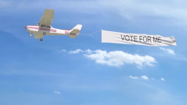 Небольшой пропеллер самолета буксировки баннер с голосом за меня подпись в небе. 4K клип — стоковое видео