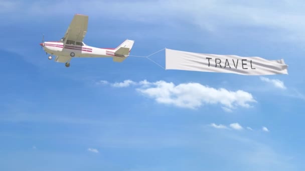 Pequeno avião de hélice rebocando banner com legenda TRAVEL no céu. Clipe 4K — Vídeo de Stock