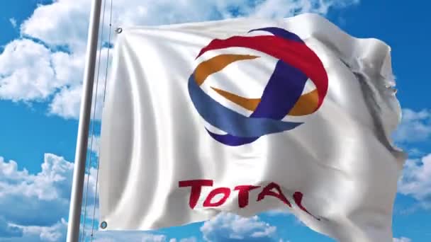 Bandera ondeando con el logotipo Total contra nubes móviles. Animación editorial 4K — Vídeos de Stock