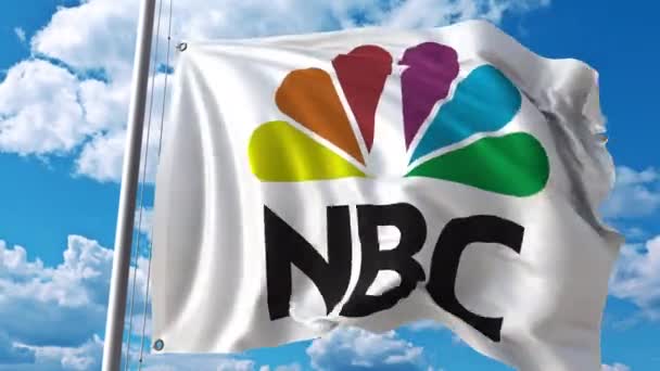 Vlající vlajka s logem Nbc proti pohybu mraků. 4 k redakční animace — Stock video