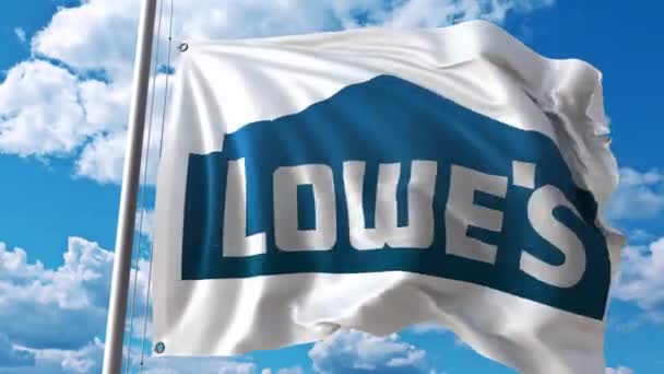 Bandera ondeando con el logotipo de Lowes contra nubes en movimiento. Animación editorial 4K — Vídeos de Stock