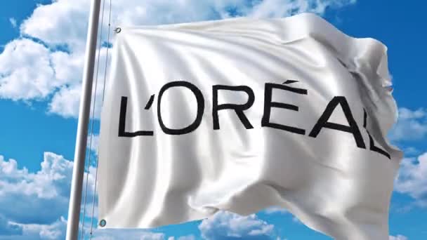 Bandera ondeando con logo LOreal contra nubes en movimiento. Animación editorial 4K — Vídeo de stock