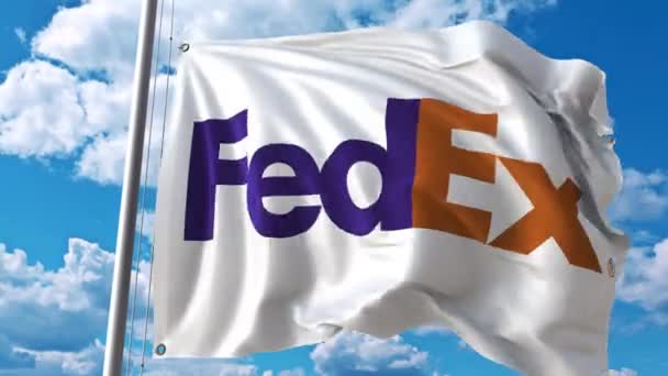 Macha flagą z logo Fedex przeciwko poruszające się chmury. 4 k redakcji animacji — Wideo stockowe