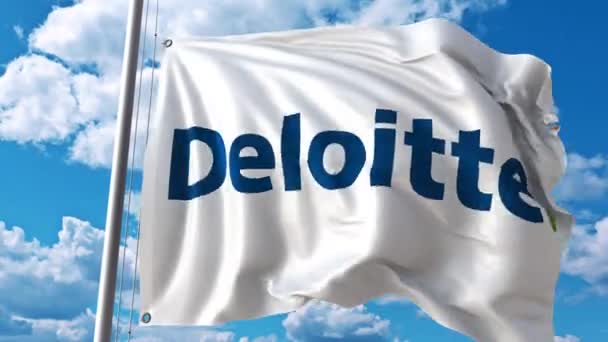 Bandiera sventolante con logo Deloitte contro nuvole in movimento. Animazione editoriale 4K — Video Stock