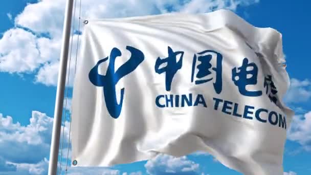 Bandera ondeando con el logotipo de China Telecom contra nubes móviles. Animación editorial 4K — Vídeos de Stock