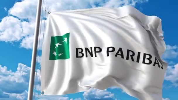 Wapperende vlag met Bnp Paribas logo tegen bewegende wolken. 4 k redactionele animatie — Stockvideo