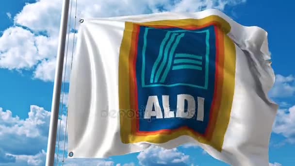 Acenando bandeira com o logotipo da Aldi contra nuvens em movimento. Animação editorial 4K — Vídeo de Stock