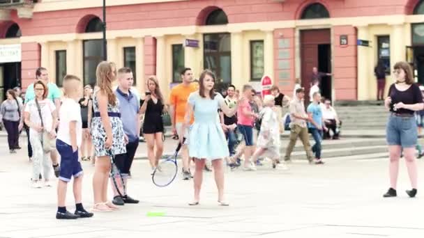 GARANTIA, POLÓNIA - JUNHO 10, 2017. Meninas jogando promo jogo de tênis na rua — Vídeo de Stock