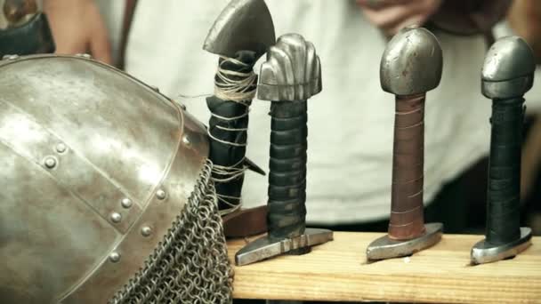 Punhos de espadas e armaduras de corrente — Vídeo de Stock