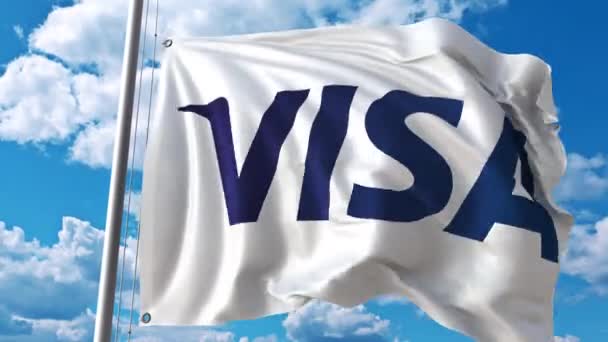 Bandera ondeando con el logotipo de Visa contra nubes móviles. Animación editorial 4K — Vídeo de stock
