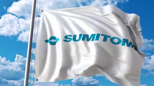 Bandera ondeando con el logotipo de Sumitomo contra nubes móviles. Animación editorial 4K — Vídeos de Stock