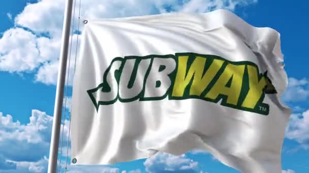 Κουνώντας τη σημαία με το λογότυπο του μετρό κατά τη μετακίνηση σύννεφα. 4 k σύνταξης κινούμενα σχέδια — Αρχείο Βίντεο