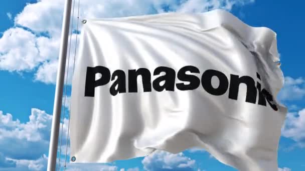 Acenando bandeira com logotipo Panasonic contra nuvens em movimento. Animação editorial 4K — Vídeo de Stock