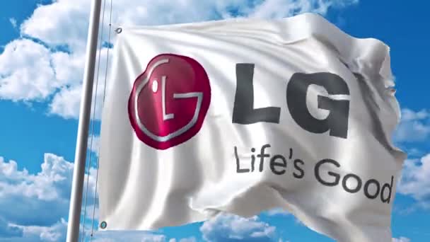 Размахивание флагом с логотипом LG против движущихся облаков. Редакция 4K — стоковое видео