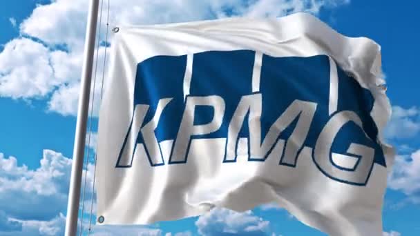 Viftande flagga med Kpmg logotyp mot rörliga moln. 4 k redaktionella animation — Stockvideo