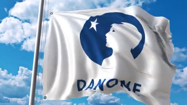 Bandera ondeando con el logotipo de Danone contra nubes en movimiento. Animación editorial 4K — Vídeos de Stock