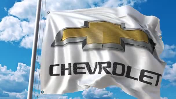 Bandiera sventolante con logo Chevrolet contro le nuvole in movimento. Animazione editoriale 4K — Video Stock