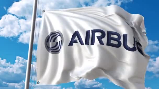Bandiera sventolante con logo Airbus contro nuvole in movimento. Animazione editoriale 4K — Video Stock