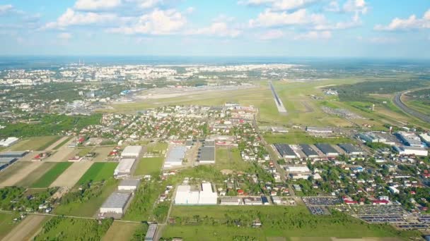 Letecký snímek mezinárodní letiště Varšava a vzletu komerční letadlo — Stock video